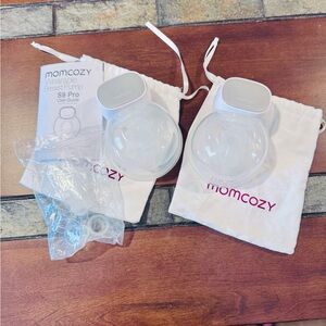 momcozy Wearable Breast Pump - White (Pair)